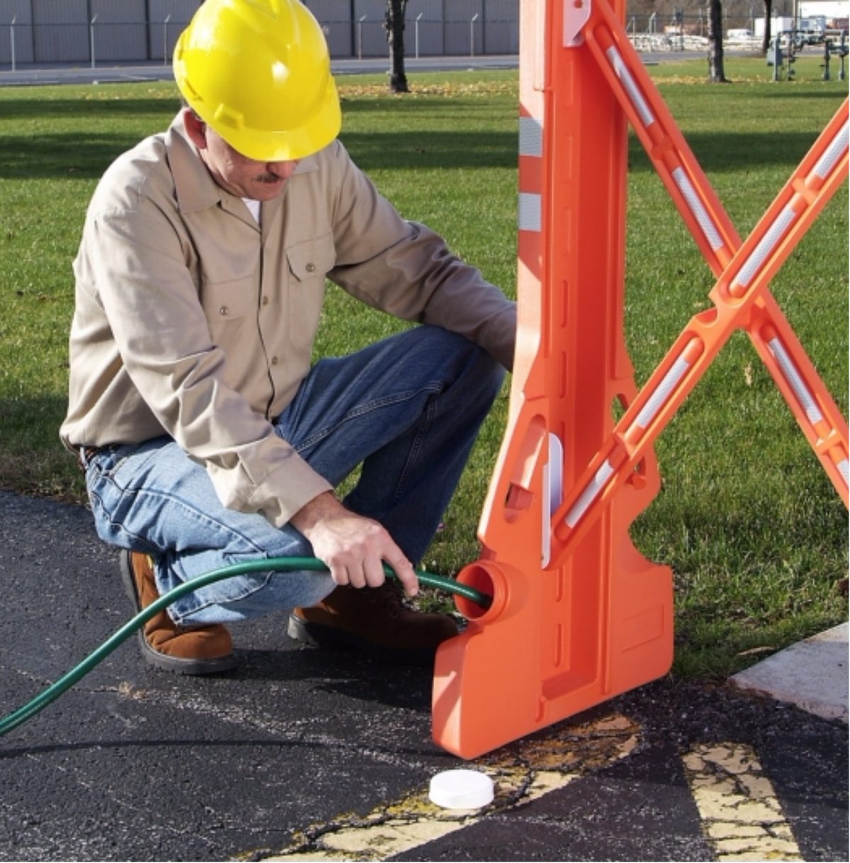 Filling a Multi-Gate barrier base with water for ballast